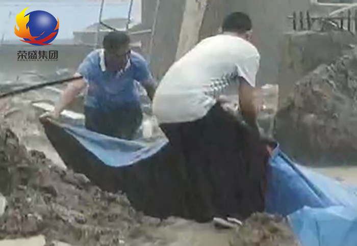 榮盛保溫磚廠(chǎng)區(qū)工作人員冒雨蓋篷布 榮盛保溫磚廠(chǎng)區(qū)工作人員冒雨蓋篷布